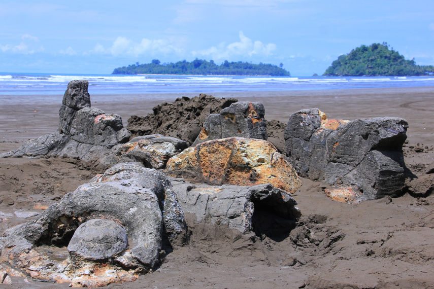 Pantai Air Manis dan batu Malin Kundang