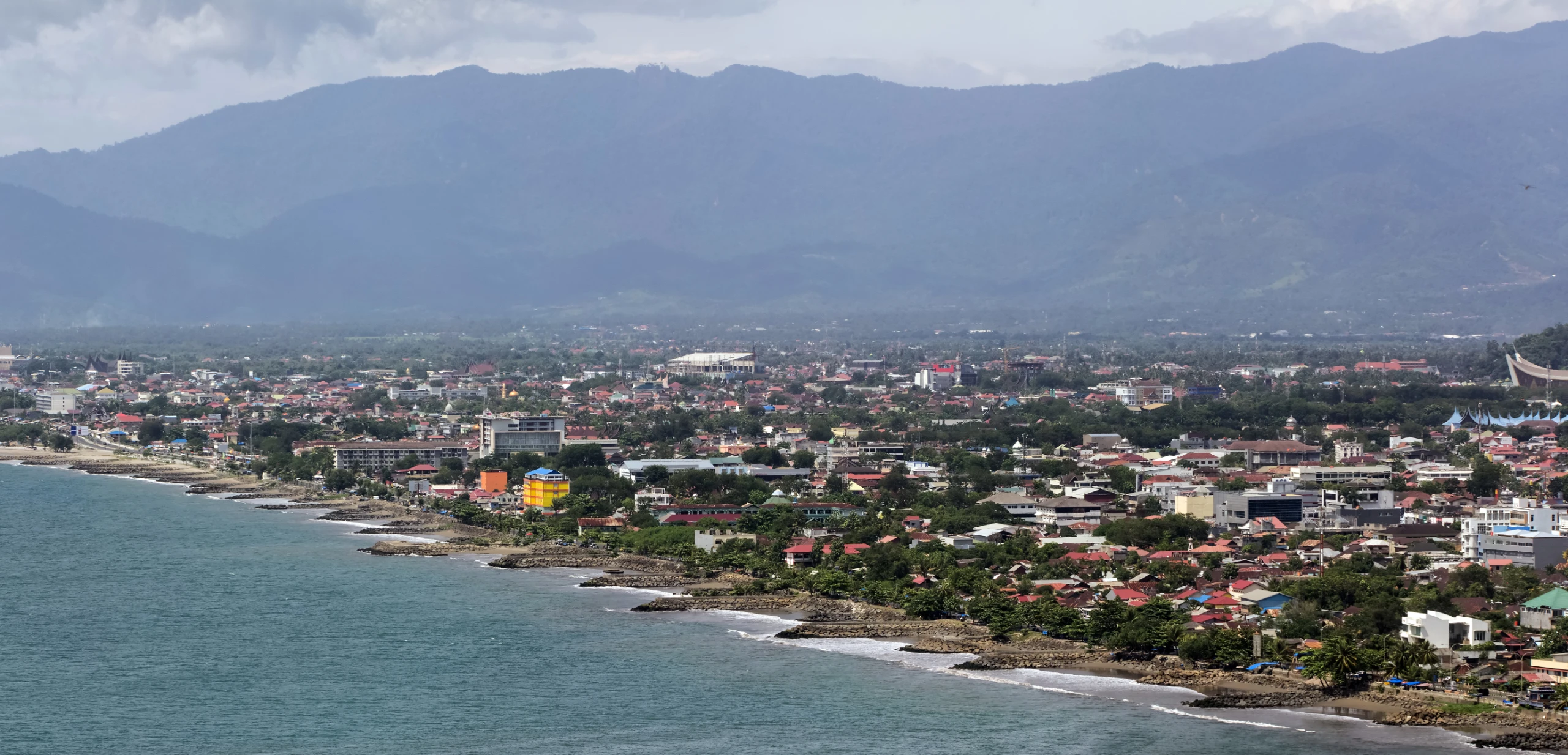 Kota Padang dan garis pantainya dilihat dari puncak Gunung Padang